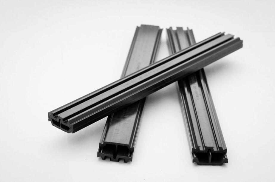 �M���͸���l